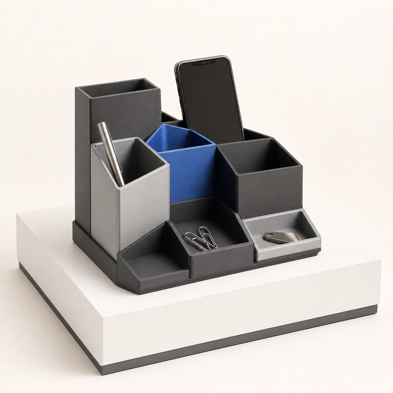Organizador Nexus, produto impresso em 3D sobre base de exposição